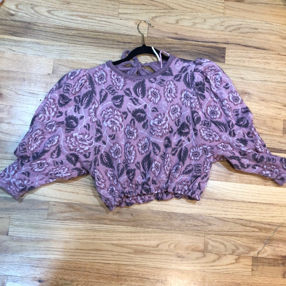 Free people 3/4 sleeve top. Puffy shoulder. Open back. Very Fitted around elbow